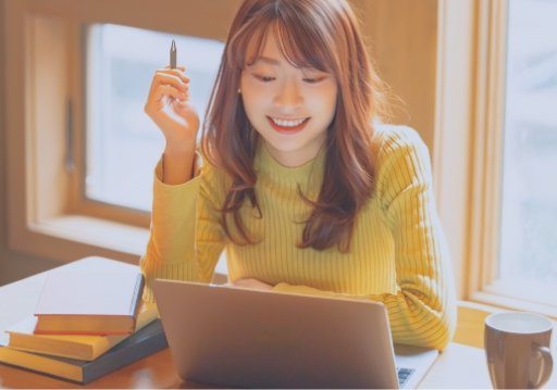 自宅でPCに向かう女性