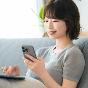 自宅で端末を操作する女性